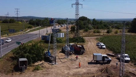 Hatalmas villanyoszlopokat és földkábeleket telepítettek át az épülő kerékpárút nyomvonalán